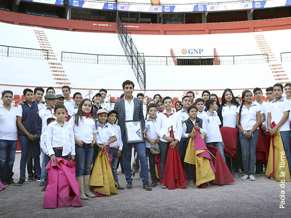 Leo Valadez con los alumnos de ATMA