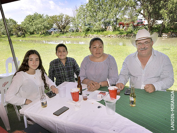 Alejandro Topete  y familia