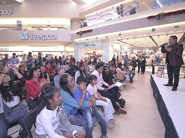 Congregados en el centro comercial