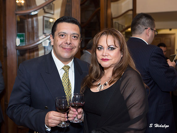 Omar Bolaos y su esposa