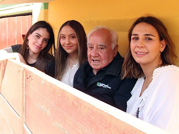 Hugo Garca Mndez y sus nietas