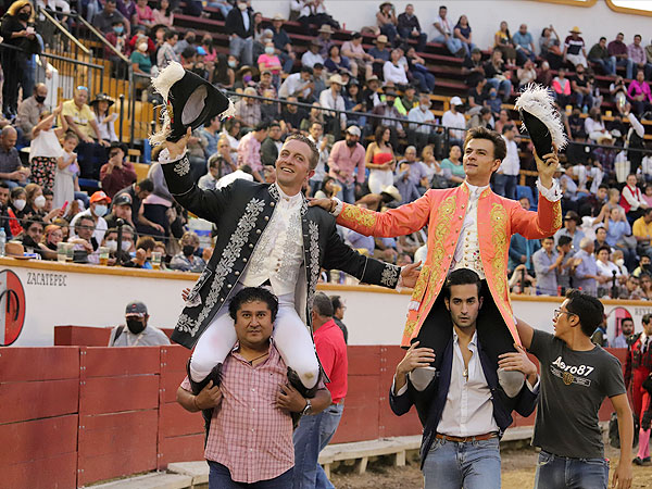 Triunfal corrida de rejones en Puebla