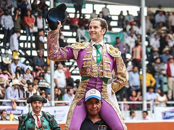 Arturo Saldívar triunfa en San Juan del Río