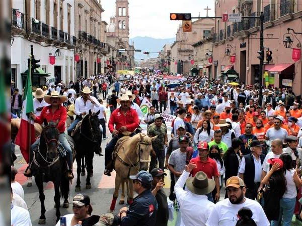 Marchan a favor de los toros en Morelia