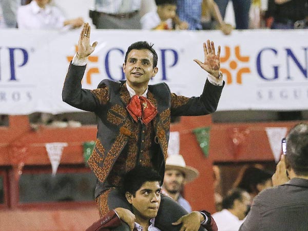 Sergio Garza sale a hombros en Monterrey