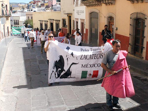 Marchan en Zacatecas por las tradiciones