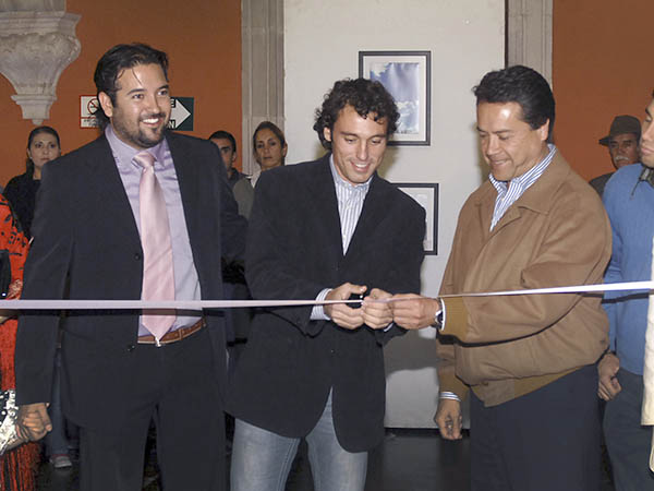 Inaugurando expo de Roberto Glez.