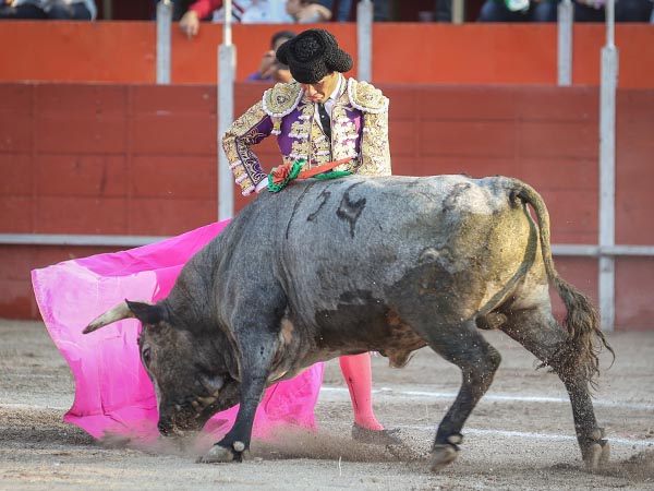 Manos a la cadera