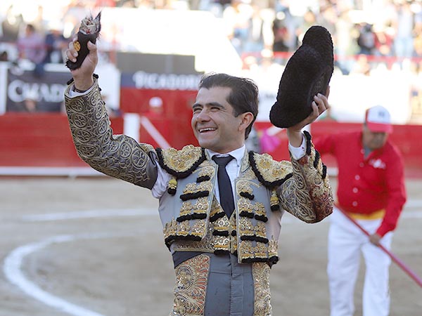 Joselito Adame corta la única oreja en León