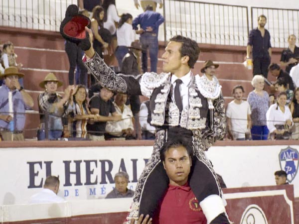 Eduardo Neyra sale a hombros en Texcoco
