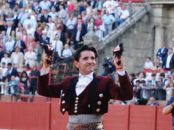 Diego Ventura corta dos orejas en Sevilla