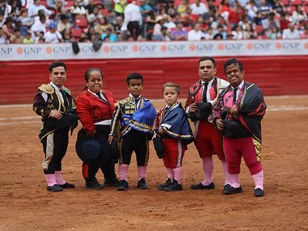 Enanitos Toreros divierten en La México