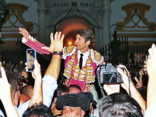 Castella dona un vestido a la Maestranza