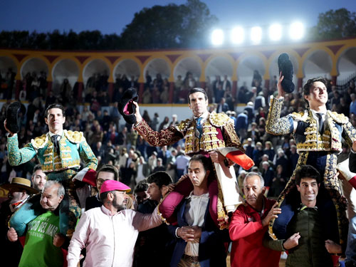 Los tres toreros por la puerta grande