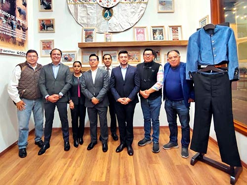 Dedican sala a la Corrida de la Prensa