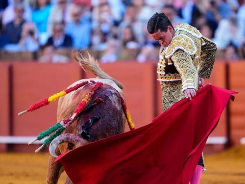 Tres orejas de distinto peso en Sevilla