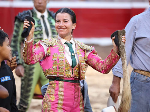 Miriam corta un rabo en San Miguel El Alto