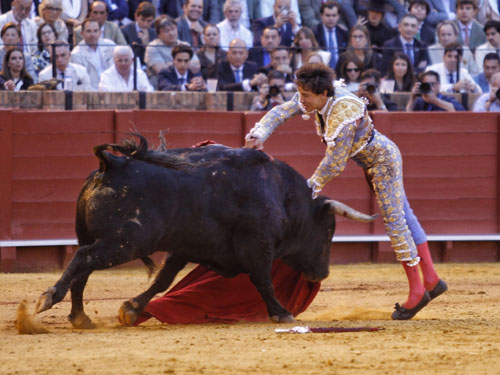Dos orejas a cambio de una tremenda cornada