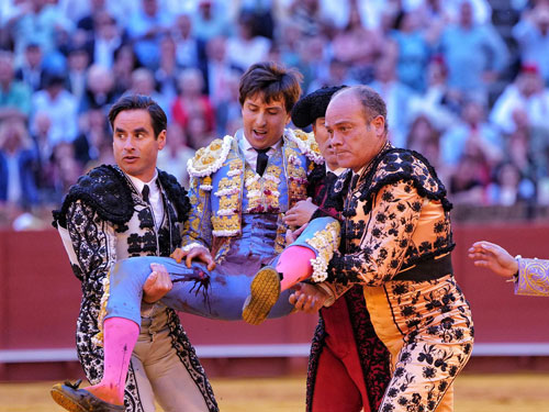 Roca Rey sufre cornada en el muslo derecho