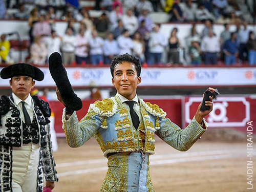 Leo y San Rom&aacute;n, con espadas romas