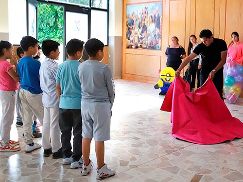 Luis Mart&iacute;nez convive con ni&ntilde;os en Apizaco