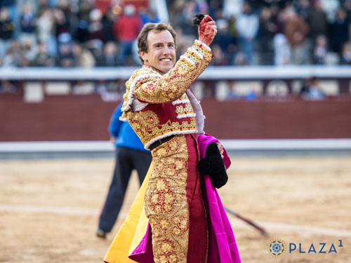 Rom&aacute;n, una oreja a un toro de Conde de Mayalde