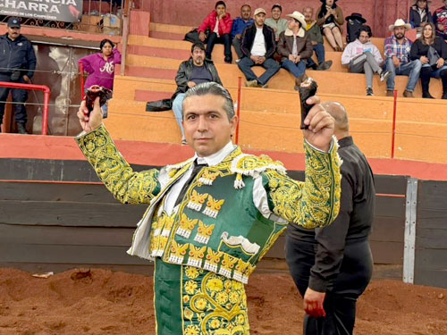 Disfrutan de una corrida mixta en Huichapan