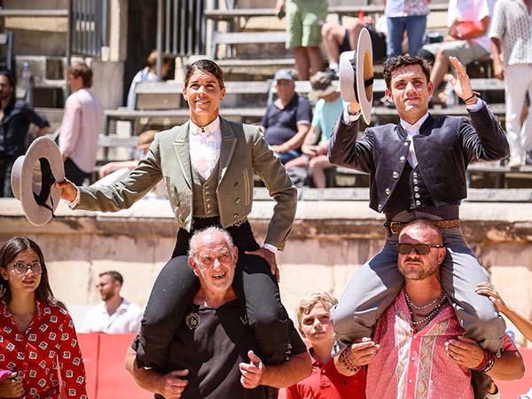 Lea y Guillermo salen a hombros en Nimes