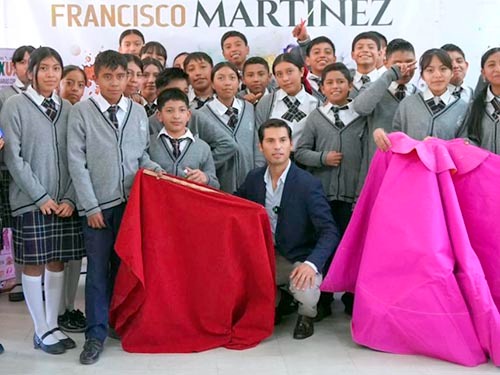 Mart&iacute;nez promueve corrida en Caxuxi