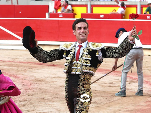 Oreja p&iacute;rrica para Fernando Adri&aacute;n en Pamplona