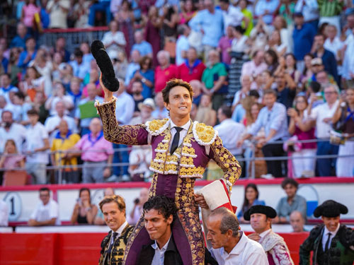 Roca Rey da lecci&oacute;n de poder&iacute;o en Santander