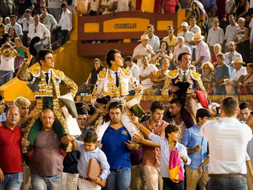 Un indulto y siete orejas en Huelva