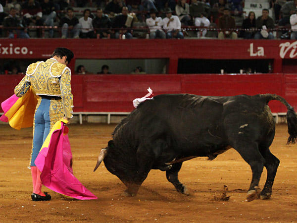 Abriendo plaza Enrique Ponce