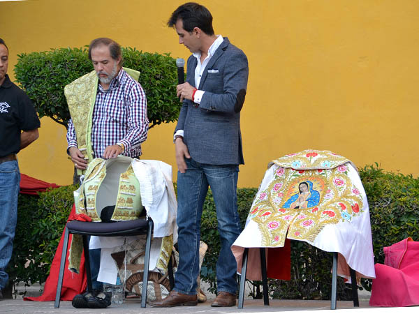 Rese�a hist�rica de traje y av�os