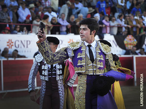 RIvera pase� un trofeo