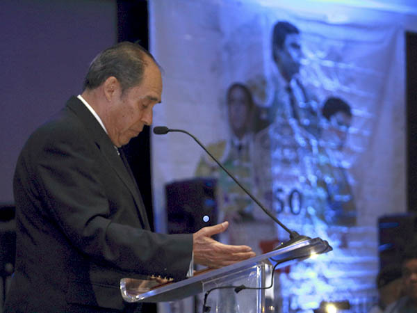 Alfredo Sahag�n, homenajeado