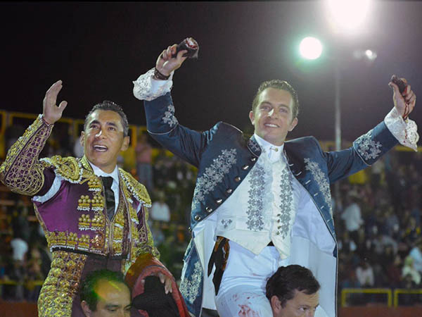 Ambos toreros compartieron volandas