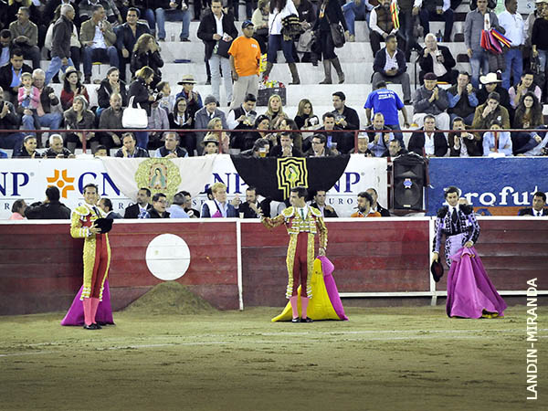 Los tres espadas al tercio
