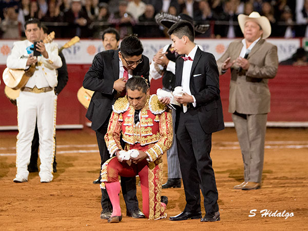 Su hijo cort�ndole la coleta