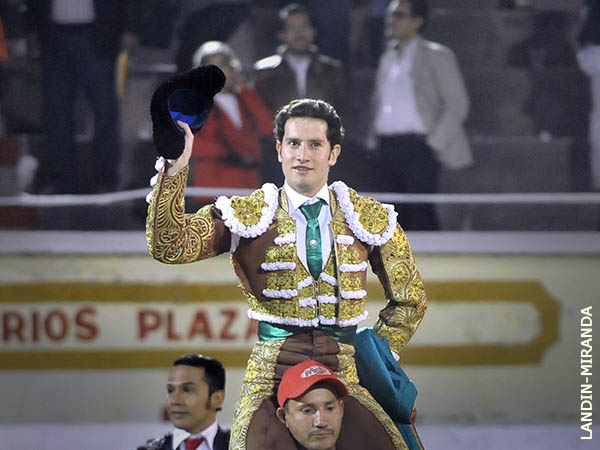 Sald�var, tarde de tres orejas