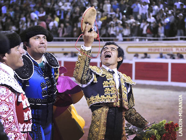 Oreja y trago de tintillo