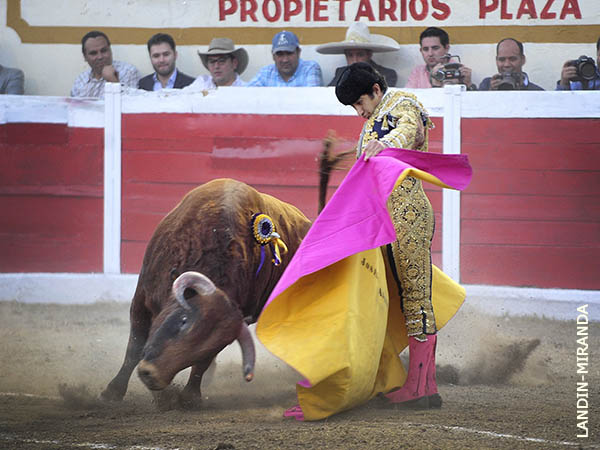 Adame saluda al revoltoso quinto