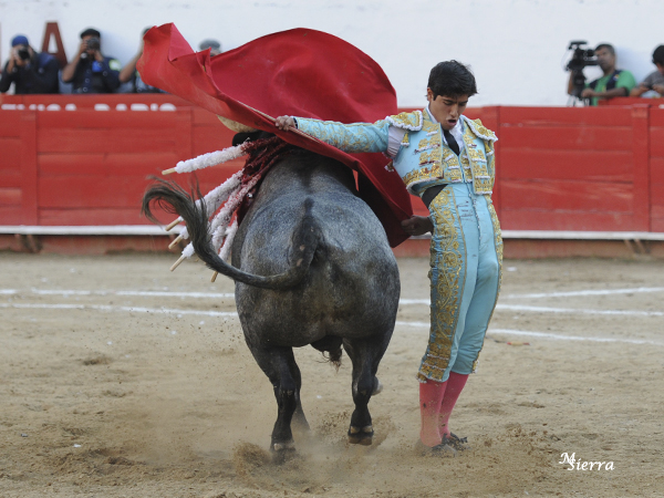 Valiente final de faena