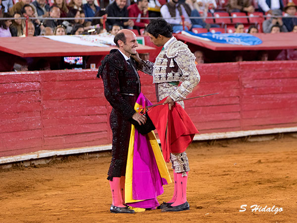 Sentido brindis a Pirri