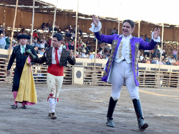Forcado y matador, en la vuelta