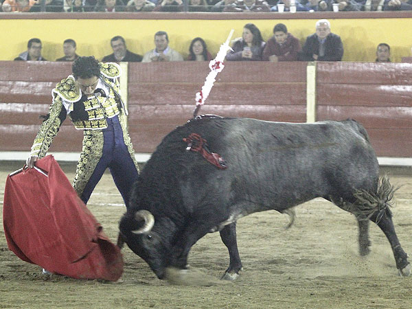 Angelino bord� al cierraplaza