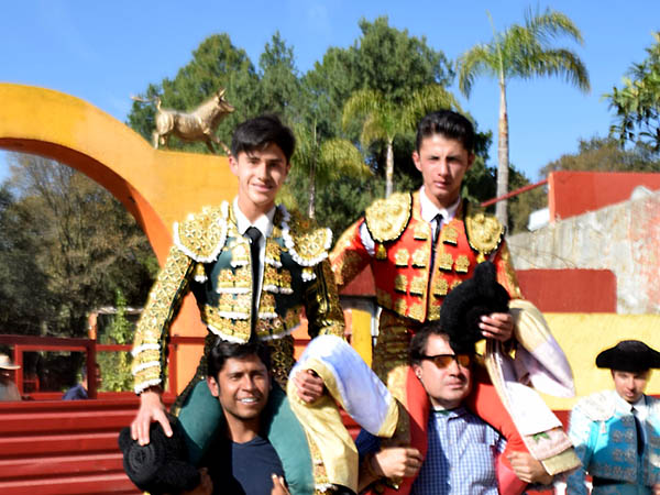 Ambos toreros compartieron volandas