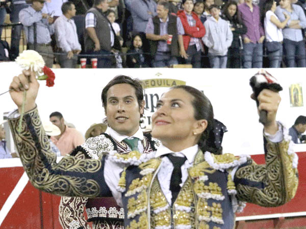 Lupita, trofeo en mano