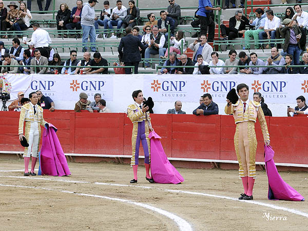 La tercia actuante saluda