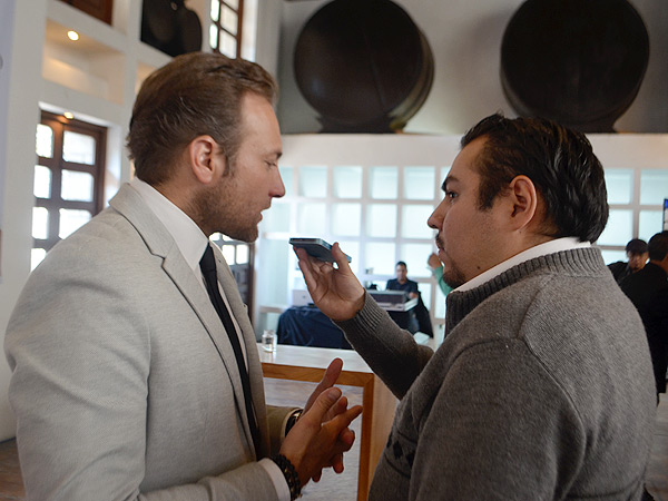 Atendiendo a la prensa